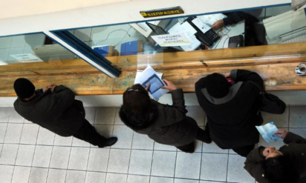 Τέλος τα μετρητά στις εφορίες - Μόνο σε έκτακτες περιστάσεις γίνονται δεκτά έως 100 ευρώ